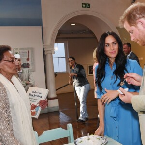 Le prince Harry, duc de Sussex, et Meghan Markle, duchesse de Sussex, en visite dans un e cuisine communautaire dans le District 6 au Cap dans le cadre de leur visite officielle en Afrique du Sud, le 23 septembre 2019.