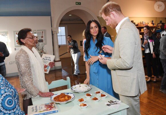 Le prince Harry, duc de Sussex, et Meghan Markle, duchesse de Sussex, en visite dans un e cuisine communautaire dans le District 6 au Cap dans le cadre de leur visite officielle en Afrique du Sud, le 23 septembre 2019.