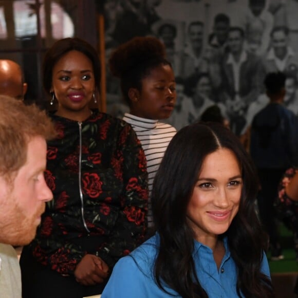 Le prince Harry, duc de Sussex, et Meghan Markle, duchesse de Sussex, en visite dans un e cuisine communautaire dans le District 6 au Cap dans le cadre de leur visite officielle en Afrique du Sud, le 23 septembre 2019.