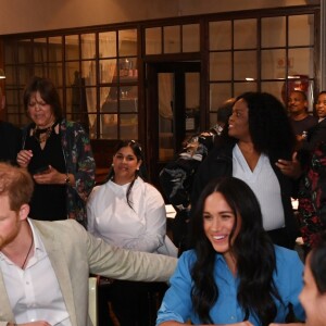 Le prince Harry, duc de Sussex, et Meghan Markle, duchesse de Sussex, en visite dans un e cuisine communautaire dans le District 6 au Cap dans le cadre de leur visite officielle en Afrique du Sud, le 23 septembre 2019.