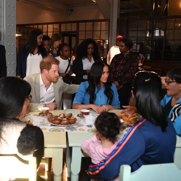 Le prince Harry, duc de Sussex, et Meghan Markle, duchesse de Sussex, en visite dans un e cuisine communautaire dans le District 6 au Cap dans le cadre de leur visite officielle en Afrique du Sud, le 23 septembre 2019.