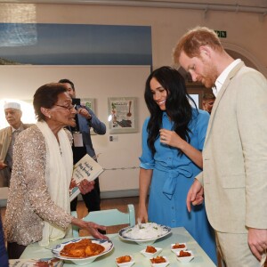 Le prince Harry, duc de Sussex, et Meghan Markle, duchesse de Sussex, en visite dans un e cuisine communautaire dans le District 6 au Cap dans le cadre de leur visite officielle en Afrique du Sud, le 23 septembre 2019.