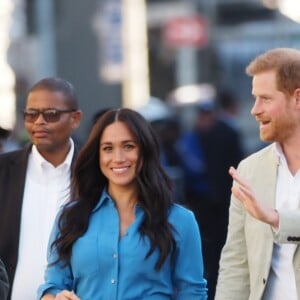 Le prince Harry, duc de Sussex, et Meghan Markle, duchesse de Sussex, en visite dans le District 6 au Cap dans le cadre de leur visite officielle en Afrique du Sud, le 23 septembre 2019.