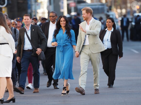 Le prince Harry, duc de Sussex, et Meghan Markle, duchesse de Sussex, en visite dans le District 6 au Cap dans le cadre de leur visite officielle en Afrique du Sud, le 23 septembre 2019.