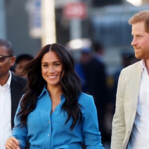 Le prince Harry, duc de Sussex, et Meghan Markle, duchesse de Sussex, en visite dans le District 6 au Cap dans le cadre de leur visite officielle en Afrique du Sud, le 23 septembre 2019.