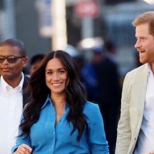 Le prince Harry, duc de Sussex, et Meghan Markle, duchesse de Sussex, en visite dans le District 6 au Cap dans le cadre de leur visite officielle en Afrique du Sud, le 23 septembre 2019.