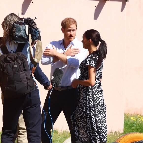 Le prince Harry, duc de Sussex, et Meghan Markle, duchesse de Sussex, quittent le township de Nyanga, au Cap en Afrique du Sud, le 23 septembre 2019