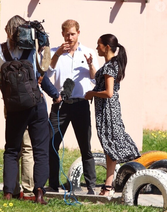 Le prince Harry, duc de Sussex, et Meghan Markle, duchesse de Sussex, quittent le township de Nyanga, au Cap en Afrique du Sud, le 23 septembre 2019