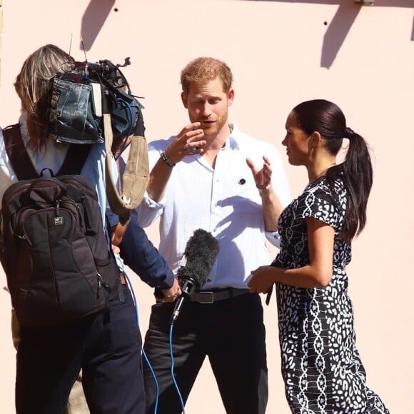 Le prince Harry, duc de Sussex, et Meghan Markle, duchesse de Sussex, quittent le township de Nyanga, au Cap en Afrique du Sud, le 23 septembre 2019