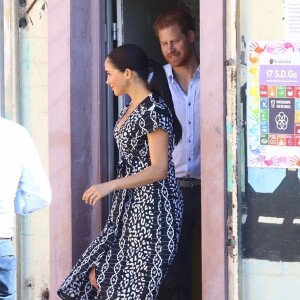 Le prince Harry, duc de Sussex, et Meghan Markle, duchesse de Sussex, quittent le township de Nyanga, au Cap en Afrique du Sud, le 23 septembre 2019