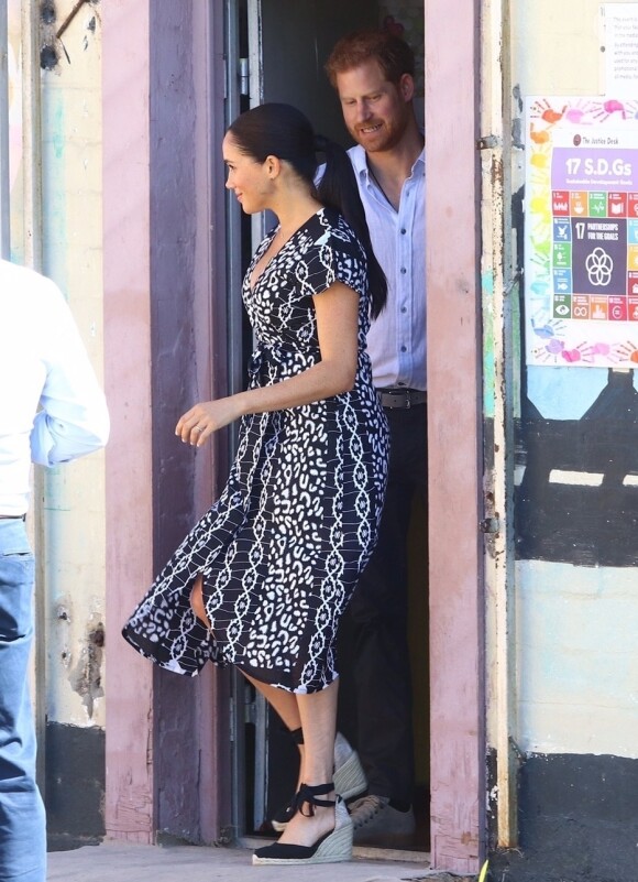 Le prince Harry, duc de Sussex, et Meghan Markle, duchesse de Sussex, quittent le township de Nyanga, au Cap en Afrique du Sud, le 23 septembre 2019