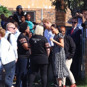 Le prince Harry, duc de Sussex, et Meghan Markle, duchesse de Sussex, quittent le township de Nyanga, au Cap en Afrique du Sud, le 23 septembre 2019