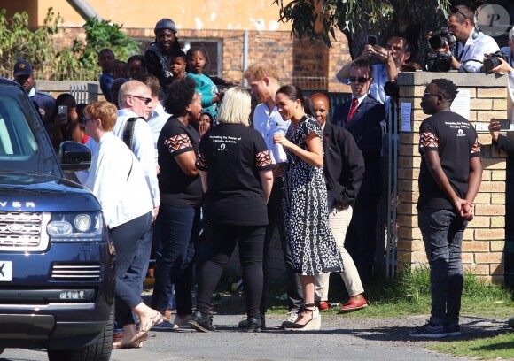 Le prince Harry, duc de Sussex, et Meghan Markle, duchesse de Sussex, quittent le township de Nyanga, au Cap en Afrique du Sud, le 23 septembre 2019