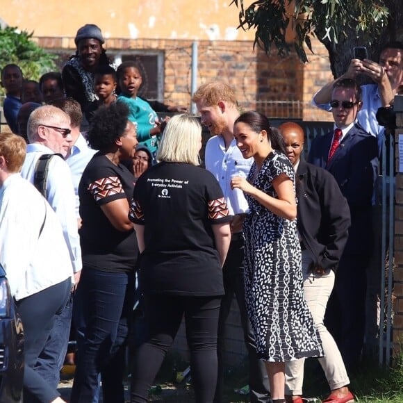 Le prince Harry, duc de Sussex, et Meghan Markle, duchesse de Sussex, quittent le township de Nyanga, au Cap en Afrique du Sud, le 23 septembre 2019