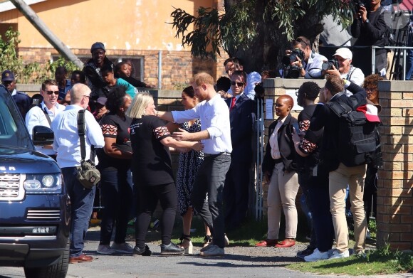 Le prince Harry, duc de Sussex, et Meghan Markle, duchesse de Sussex, quittent le township de Nyanga, au Cap en Afrique du Sud, le 23 septembre 2019