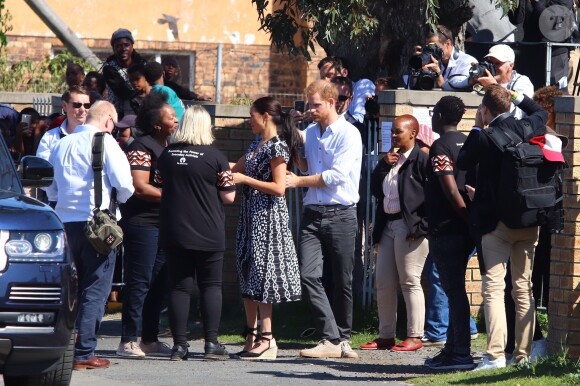 Le prince Harry, duc de Sussex, et Meghan Markle, duchesse de Sussex, quittent le township de Nyanga, au Cap en Afrique du Sud, le 23 septembre 2019