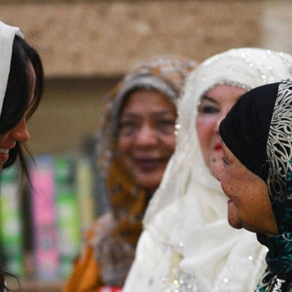 Meghan Markle, duchesse de Sussex, et le prince Harry ont visité la mosquée Auwal, la plus ancienne d'Afrique du Sud, dans le quartier de Bo-Kaap au Cap, le 24 septembre 2019 dans le cadre de leur visite officielle et de l'Heritage Day, un jour férié dans le pays.