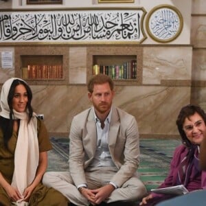 Meghan Markle, duchesse de Sussex, et le prince Harry ont visité la mosquée Auwal, la plus ancienne d'Afrique du Sud, dans le quartier de Bo-Kaap au Cap, le 24 septembre 2019 dans le cadre de leur visite officielle et de l'Heritage Day, un jour férié dans le pays.