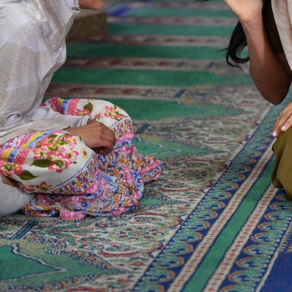 Meghan Markle, duchesse de Sussex, et le prince Harry ont visité la mosquée Auwal, la plus ancienne d'Afrique du Sud, dans le quartier de Bo-Kaap au Cap, le 24 septembre 2019 dans le cadre de leur visite officielle et de l'Heritage Day, un jour férié dans le pays.