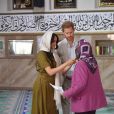  Meghan Markle, duchesse de Sussex, qui aide ici une fidèle à nouer son foulard, et le prince Harry ont visité la mosquée Auwal, la plus ancienne d'Afrique du Sud, dans le quartier de Bo-Kaap au Cap, le 24 septembre 2019 dans le cadre de leur visite officielle et de l'Heritage Day, un jour férié dans le pays. 