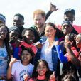 Meghan Markle, duchesse de Sussex, et le prince Harry ont fait une photo de groupe lors de leur rencontre avec des membres de l'association "Waves for Change" au Cap au matin de leur 2e journée en Afrique du Sud le 24 septembre 2019.