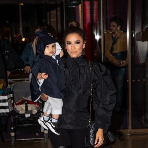 Eva Longoria et son fils Santiago Enrique Bastón quittent l'hotel Mandarin et se rendent au restaurant Costes, à Paris, le 24 Septembre.