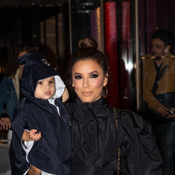 Eva Longoria et son fils Santiago Enrique Bastón quittent l'hotel Mandarin et se rendent au restaurant Costes, à Paris, le 24 Septembre.
