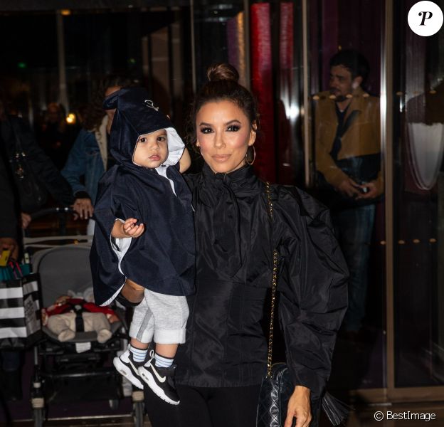 Eva Longoria et son fils Santiago Enrique Bastón quittent l'hotel Mandarin et se rendent au restaurant Costes, à Paris, le 24 Septembre.