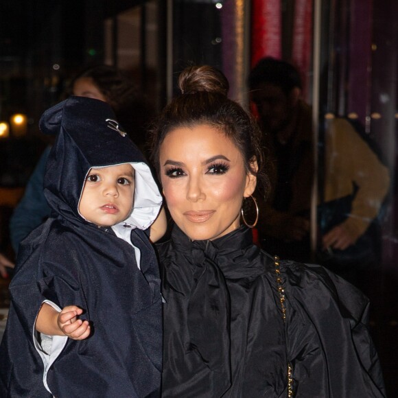 Eva Longoria et son fils Santiago Enrique Bastón quittent l'hotel Mandarin et se rendent au restaurant Costes, à Paris, le 24 Septembre.