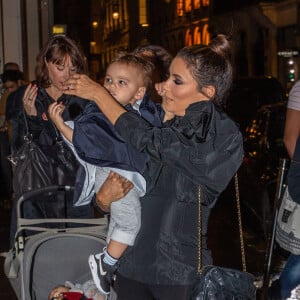 Eva Longoria et son fils Santiago Enrique Bastón quittent l'hotel Mandarin et se rendent au restaurant Costes, à Paris, le 24 Septembre.