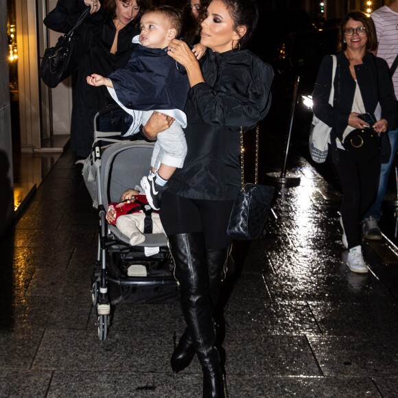 Eva Longoria et son fils Santiago Enrique Bastón quittent l'hotel Mandarin et se rendent au restaurant Costes, à Paris, le 24 Septembre.