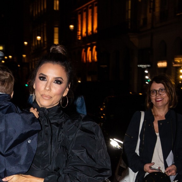 Eva Longoria et son fils Santiago Enrique Bastón quittent l'hotel Mandarin et se rendent au restaurant Costes, à Paris, le 24 Septembre.