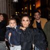 Eva Longoria et son fils Santiago Enrique Bastón quittent l'hotel Mandarin et se rendent au restaurant Costes, à Paris, le 24 Septembre.