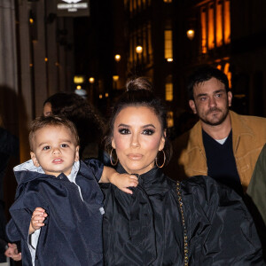 Eva Longoria et son fils Santiago Enrique Bastón quittent l'hotel Mandarin et se rendent au restaurant Costes, à Paris, le 24 Septembre.