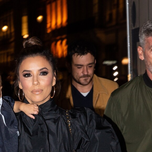 Eva Longoria et son fils Santiago Enrique Bastón quittent l'hotel Mandarin et se rendent au restaurant Costes, à Paris, le 24 Septembre.