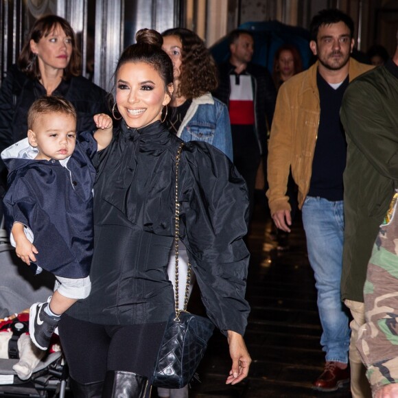 Eva Longoria et son fils Santiago Enrique Bastón quittent l'hotel Mandarin et se rendent au restaurant Costes, à Paris, le 24 Septembre.