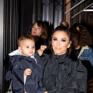 Eva Longoria et son fils Santiago Enrique Bastón quittent l'hotel Mandarin et se rendent au restaurant Costes, à Paris, le 24 Septembre.