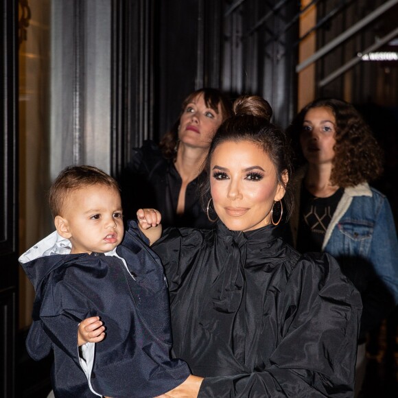 Eva Longoria et son fils Santiago Enrique Bastón quittent l'hotel Mandarin et se rendent au restaurant Costes, à Paris, le 24 Septembre.