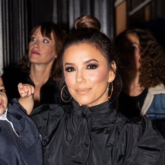 Eva Longoria et son fils Santiago Enrique Bastón quittent l'hotel Mandarin et se rendent au restaurant Costes, à Paris, le 24 Septembre.