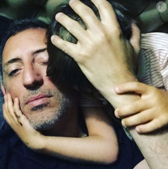 Gad Elmaleh et son fils Raphaël, à Monaco, le 16 août 2018