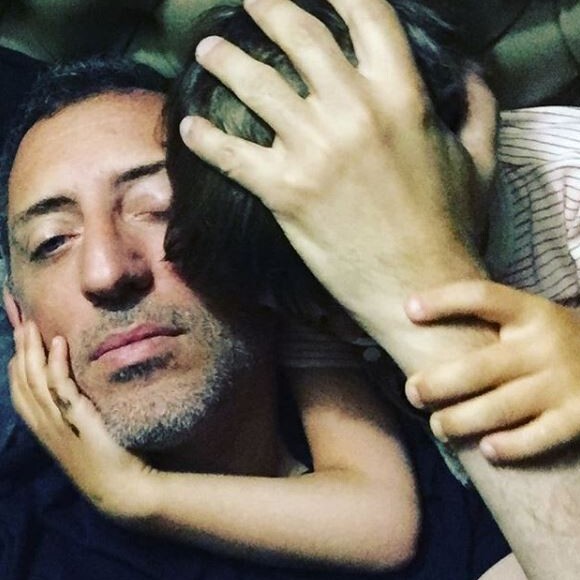 Gad Elmaleh et son fils Raphaël, à Monaco, le 16 août 2018