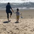 Gad Elmaleh sur une plage à Los Angeles avec son fils Raphaël, le 3 juillet 2018.