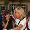 La Première dame Brigitte Macron (avec une attelle au bras droit) à Bormes-les-Mimosas lors de la cérémonie de commémoration du 75e anniversaire de la libération de la ville de Bormes-les-Mimosas, le 17 août 2019. © Dominique Jacovides/Bestimage
