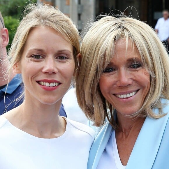 La première dame Brigitte Macron et sa fille Tiphaine Auzière vont voter à la mairie du Touquet pour le second tour des législatives, au Touquet le 18 juin 2017. © Sébastien Valiela-Dominique Jacovides/Bestimage