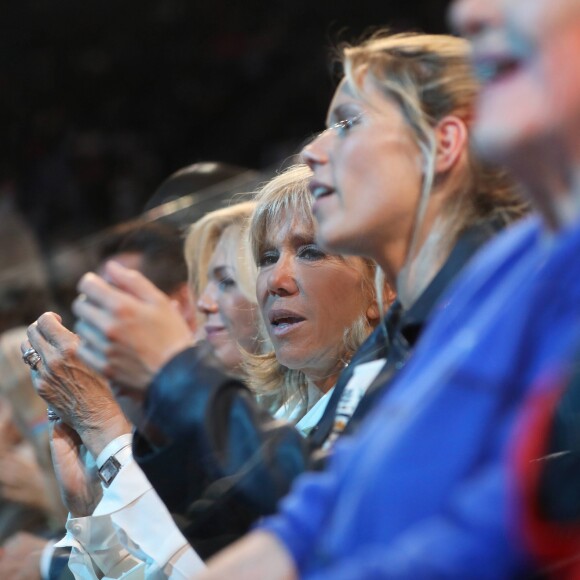 Brigitte Macron sa fille Tiphaine Auzière - La famille, les amis et soutiens d'Emmanuel Macron dans les tribunes lors du grand meeting d'Emmanuel Macron, candidat d'En Marche! à l'élection présidentielle 2017, à l'AccorHotels Arena à Paris, France, le lundi 17 avril 2017. © Dominique Jacovides-Sébastien Valiela/Bestimage
