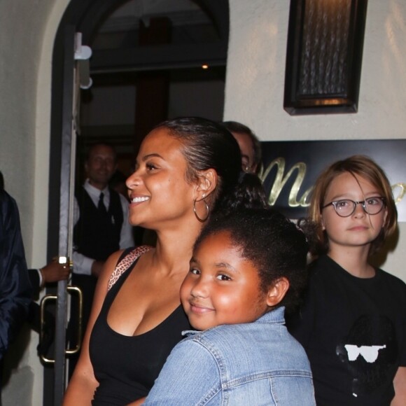 Christina Milian enceinte est allée diner avec sa fille Violet et son compagnon Matt Pokora au restaurant Madeo dans le quartier de Beverly Hills à Los Angeles. La petite famille est très joyeuse et plaisante avec des fans sur le ventre arrondi de Christina! Le 8 août 2019