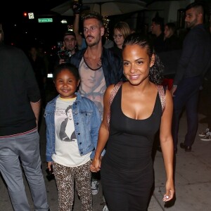 Christina Milian enceinte est allée diner avec sa fille Violet et son compagnon Matt Pokora au restaurant Madeo dans le quartier de Beverly Hills à Los Angeles. La petite famille est très joyeuse et plaisante avec des fans sur le ventre arrondi de Christina! Le 8 août 2019