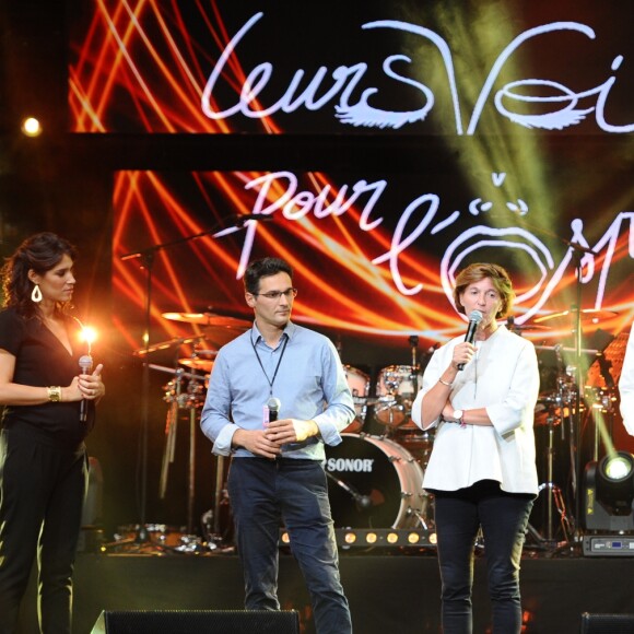 Laurie Cholewa enceinte et les représentants de la fondation Arcad lors de la 7ème édition du concert caritatif "Leurs voix pour l'espoir" au profil de la recherche contre le cancer du pancréas à l Olympia à Paris, France, le 1er octobre 2018. © Guillaume Gaffiot/Bestimage