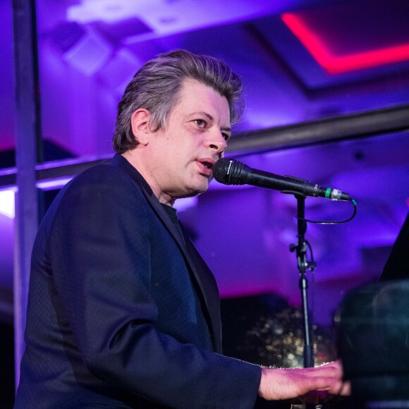 Benjamin Biolay - Soirée privée Maison Nathalie Blanc "Spéciale Silmo" au Café de l'Homme à Paris suivie d'un concert privé de B. Biolay le 27 Septembre 2019. Quatre ans après avoir lancé sa marque de lunettes de luxe, Nathalie Blanc a reçu le prix spécial du jury 2018 avec un Silmo d'Or lors du Salon international des Professionnels de l'Optique et de la Lunetterie. Cette créatrice française plébiscitée par les opticiens du monde entier connaît une croissance fulgurante de sa start-up. © Cyril Moreau / Bestimage 27/09/2019 - Paris