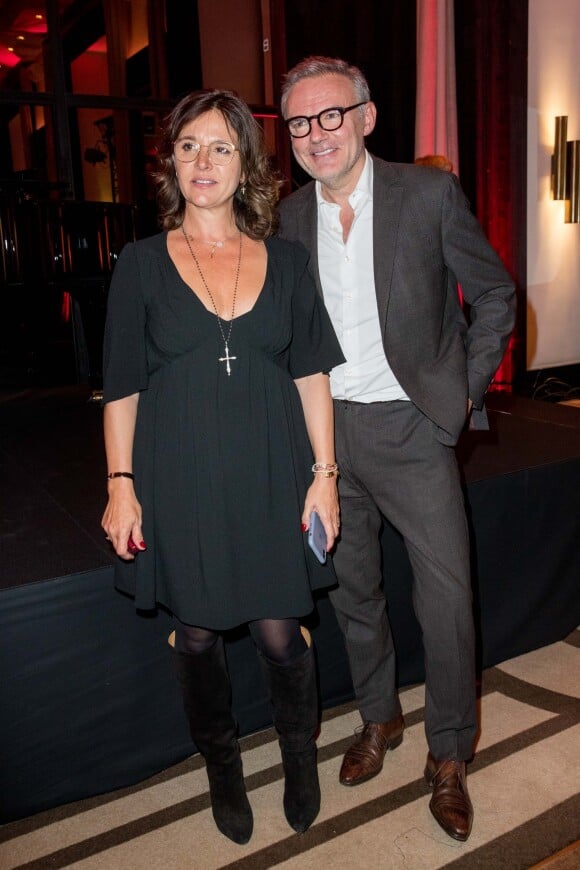 Eric Brunet et sa femme Nathalie Blanc - Soirée privée Maison Nathalie Blanc "Spéciale Silmo" au Café de l'Homme à Paris suivie d'un concert privé de B. Biolay le 27 Septembre 2019. Quatre ans après avoir lancé sa marque de lunettes de luxe, Nathalie Blanc a reçu le prix spécial du jury 2018 avec un Silmo d'Or lors du Salon international des Professionnels de l'Optique et de la Lunetterie. Cette créatrice française plébiscitée par les opticiens du monde entier connaît une croissance fulgurante de sa start-up. © Cyril Moreau / Bestimage 27/09/2019 - Paris